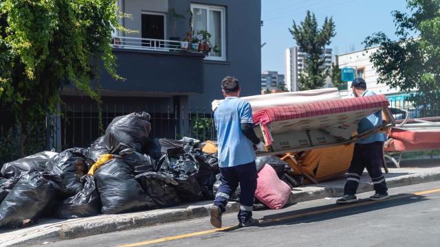 Mersin'de evden 5 kamyon çöp çıktı