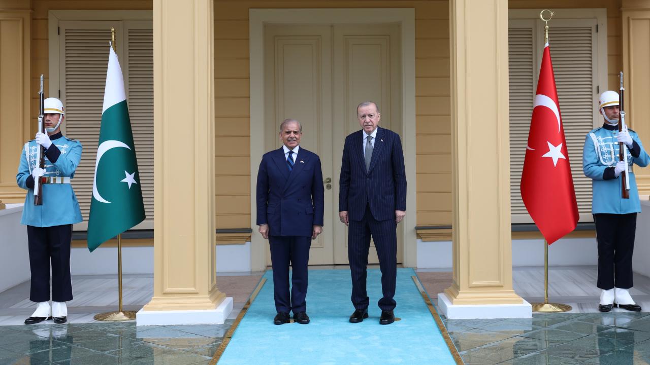 Cumhurbaşkanı Erdoğan, Şahbaz Şerif’i resmi törenle karşıladı