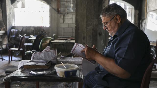 Gazze’de enkaz altından çıkarılan Kur’an-ı Kerim nüshalarını onarıyor