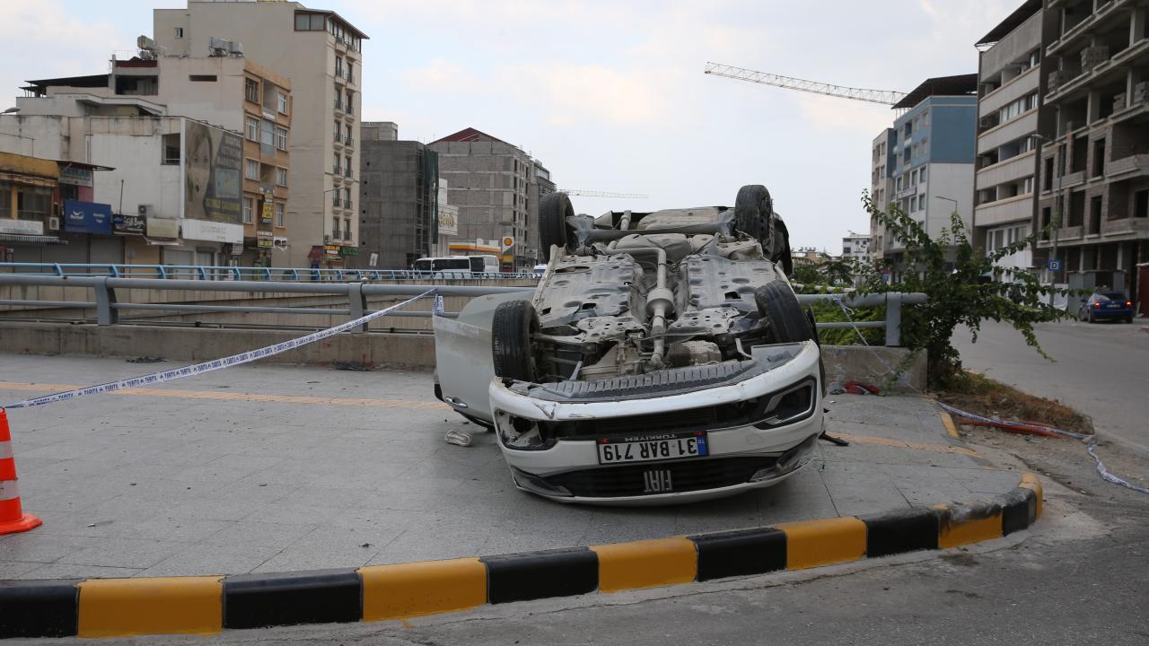 Hatay’da otomobil devrildi: 2 ölü