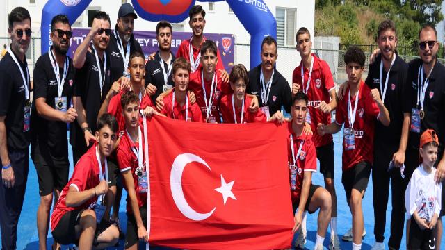 Türkiye 16 Yaş Altı Erkekler Avrupa Hokey Şampiyonası'nda Şampiyon Oldu