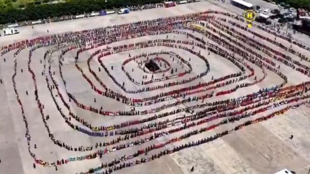 İstanbul'da 5 bin kostümlü folklorcu aynı anda horon oynayarak Guinness Dünya Rekoru kırdı