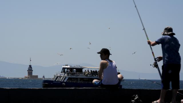 Sıcak havadan bunalan İstanbullular sahillere akın etti