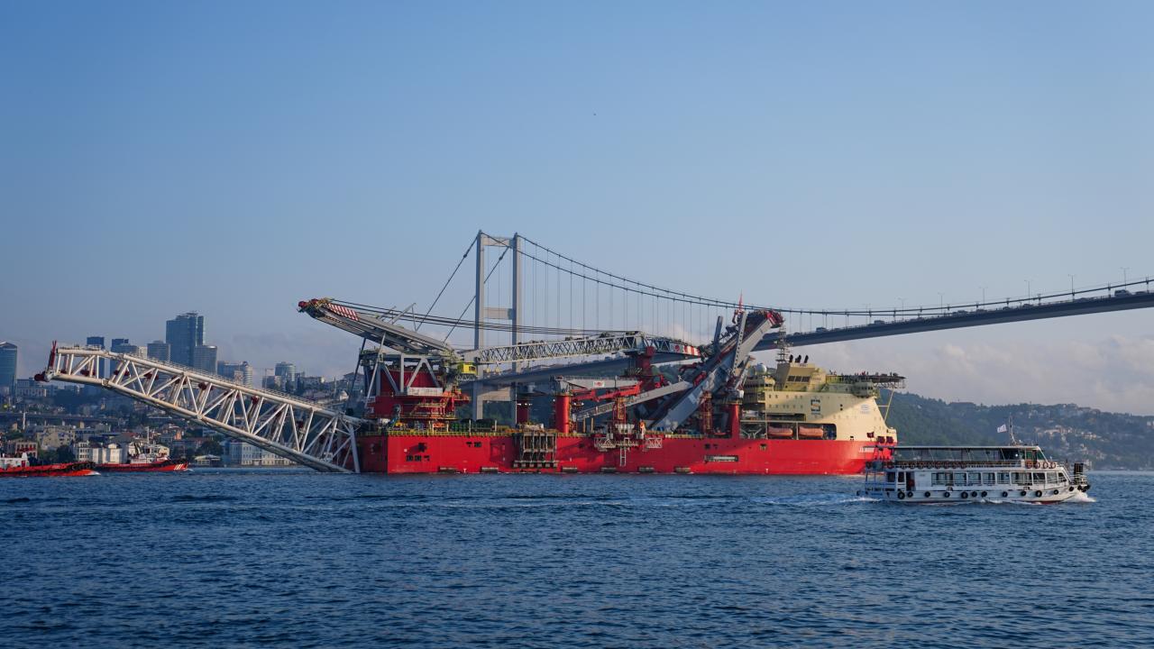 Doğal gaz boru hattı döşeme platformu İstanbul Boğazı’ndan geçiş yaptı
