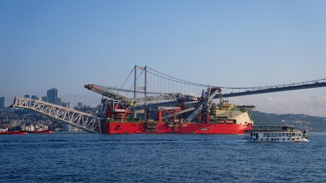Doğal gaz boru hattı döşeme platformu İstanbul Boğazı'ndan geçiş yaptı