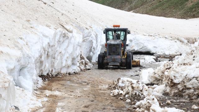 Ağrı'da haziranın sonunda karla kaplı olan yayla yolları göçerler için açılıyor