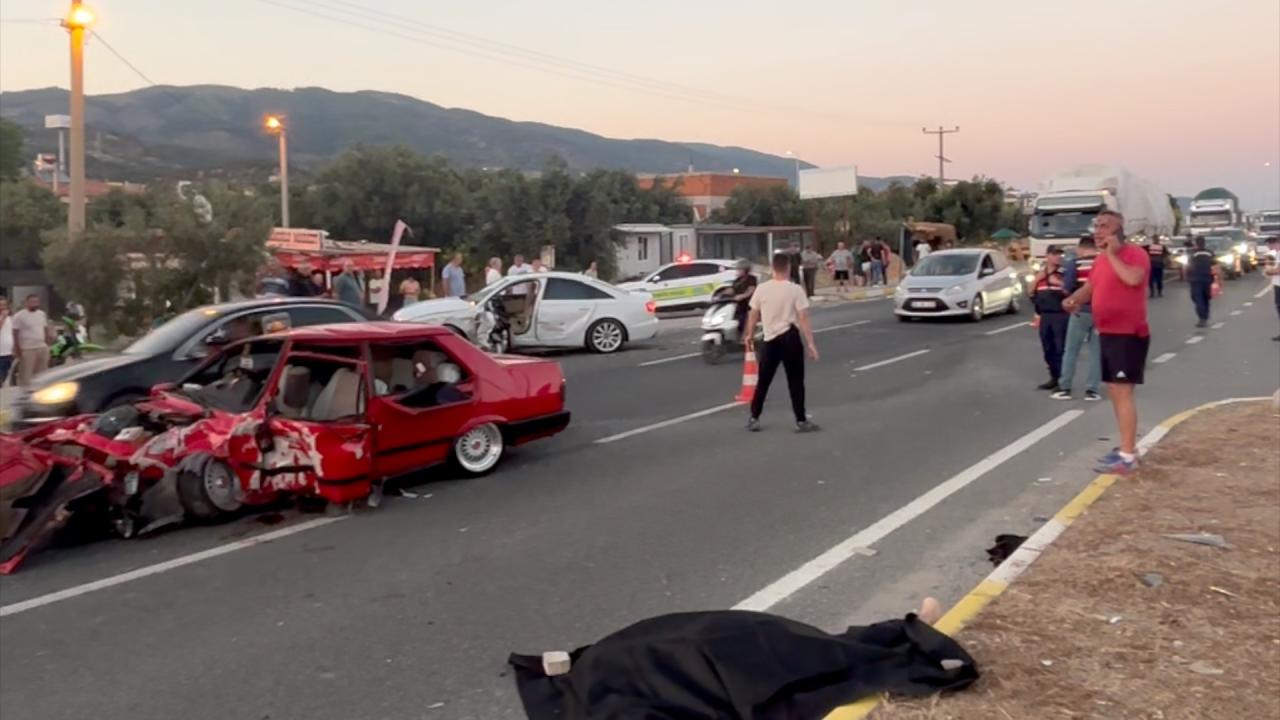 Balıkesir’de iki otomobil çarpıştı: 2 kişi öldü, 3 kişi ağır yaralandı