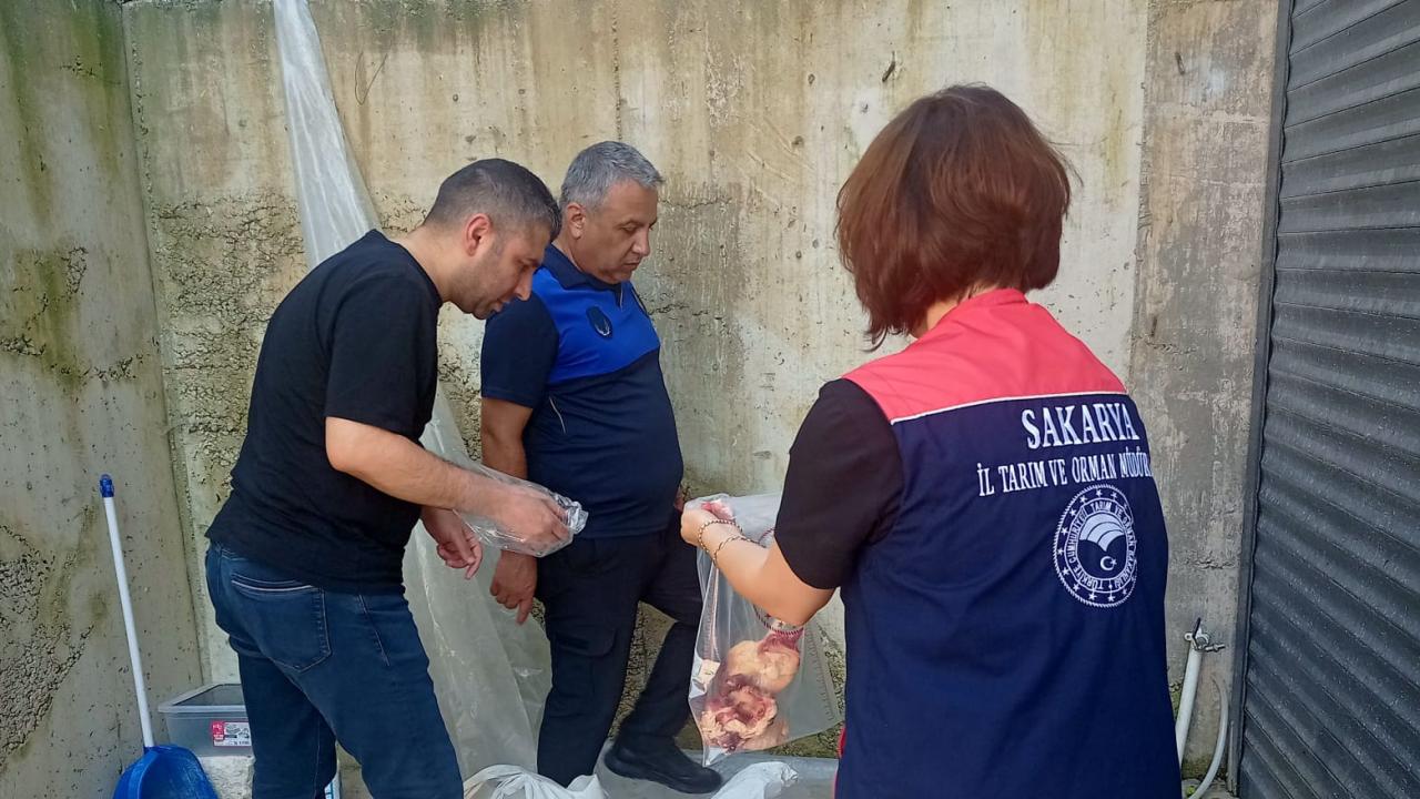 Sakarya’da 5 ton etiketsiz et ürünü imha edildi