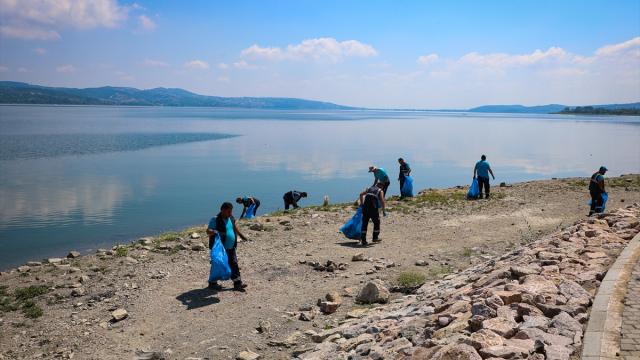 Sapanca Gölü'nde 200 personelle temizlik çalışması yapıldı