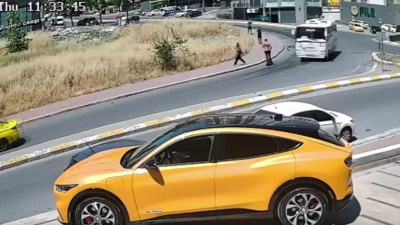 Esenyurt'ta otomobilin scootera çarptığı anlar kamerada