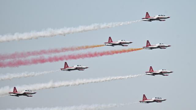 Türk Yıldızları Belçika’da gökyüzünü kırmızı beyaza boyadı