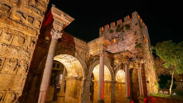 Üçkapılar aydınlatıldı