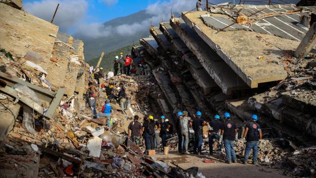 Venezuela'daki depremlerde enkaz yığınına dönen mahalleler felaketin dehşetini gözler önüne seriyor