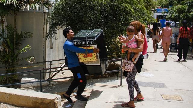 Venezuela'da depremzedeler enkaz altında kalan eşyalarını kurtarmaya çalışıyor