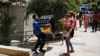 Venezuela'da depremzedeler enkaz altında kalan eşyalarını kurtarmaya çalışıyor