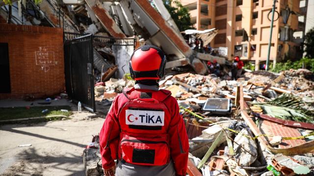 Türkiye'nin donattığı Venezuelalı afet müdahale birimi bir enkazdan diğerine koşuyor