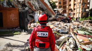 Türkiye'nin donattığı Venezuelalı afet müdahale birimi bir enkazdan diğerine koşuyor