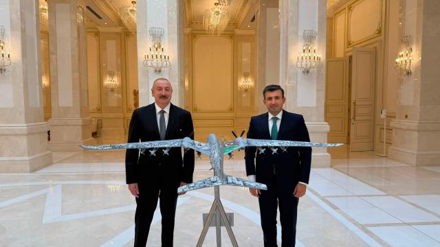 Aliyev, Baykar Yönetim Kurulu Başkanı Bayraktar'ı kabul etti haber görseli