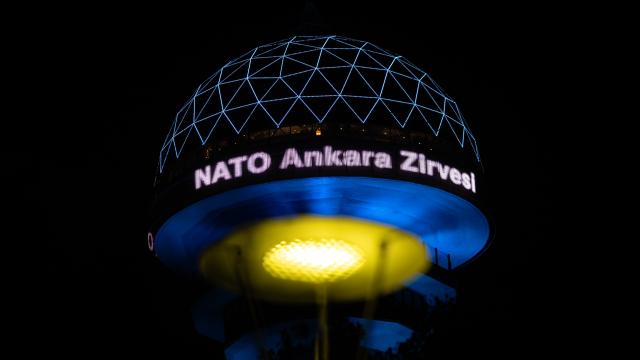 Atakule, NATO Zirvesi'ne özel ışıklandırıldı