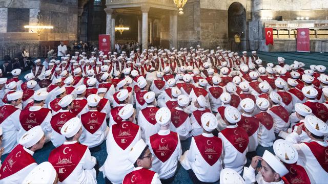 Ayasofya'da 15 Temmuz şehitleri için 253 hafızla hatim yapıldı haber görseli