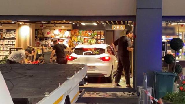 Bağcılar'da kontrolden çıkan otomobil markete girdi: 1 yaralı haber görseli