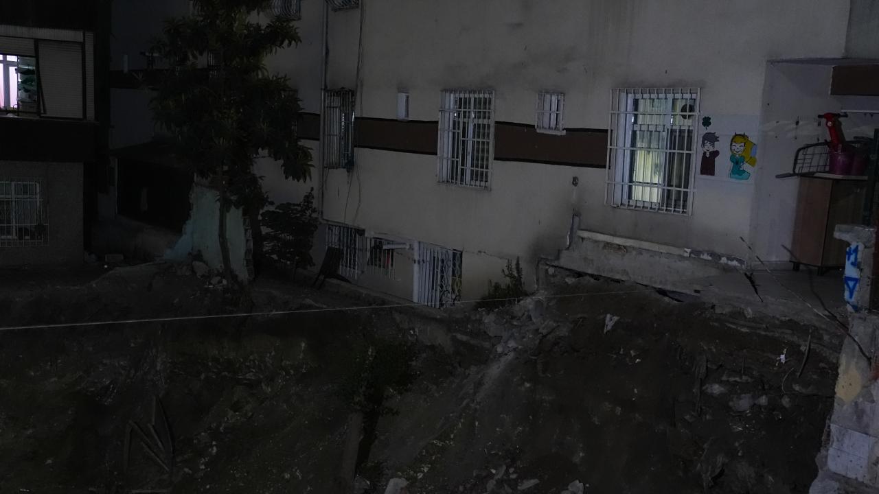 İstanbul’da inşaat çalışmasında zarar gören bina tahliye edildi