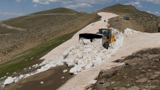 Bitlis'te temmuzda kar mesaisi sürüyor haber görseli