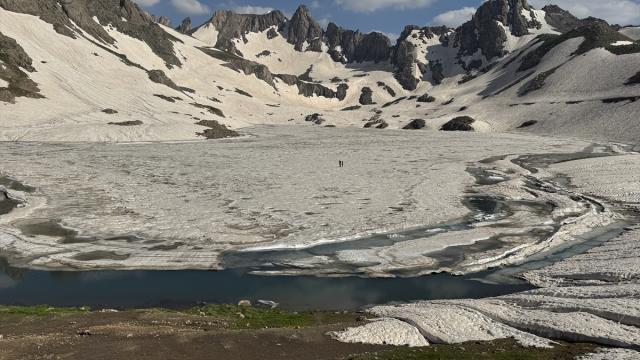Hakkari'de Cilo Sat Göllerinin yüzeyindeki buzlar tamamen çözülmedi