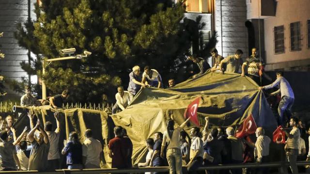 15 Temmuz'da Taksim'e gelen binlerce kişi darbecilere karşı siper oldu