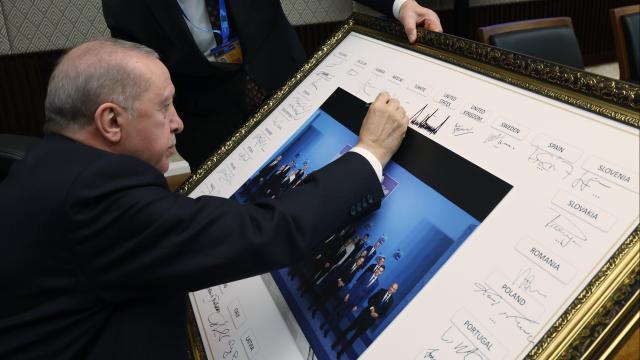 Liderler, NATO Zirvesi anı tablosunu imzaladı haber görseli