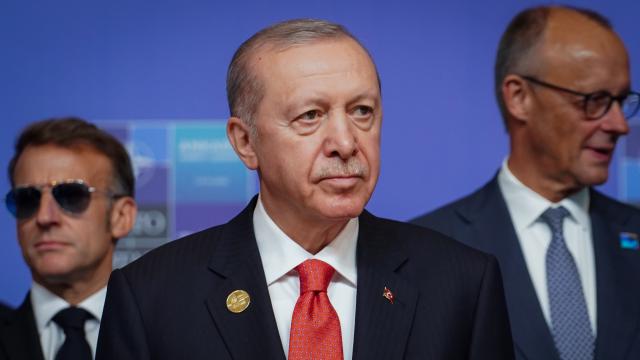 Cumhurbaşkanı Erdoğan'dan NATO Zirvesi'nde yoğun diplomasi trafiği haber görseli