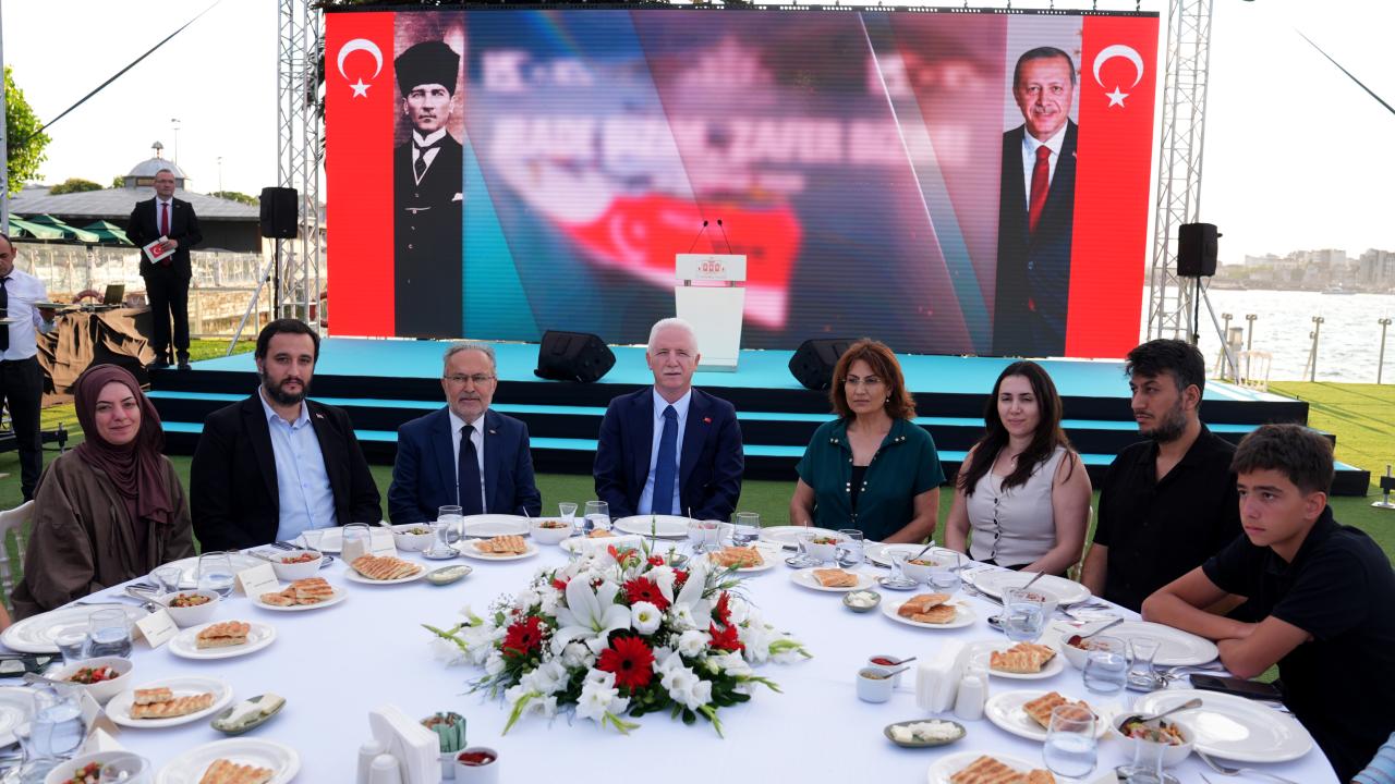 İstanbul Valiliğinden 15 Temmuz şehitlerinin aileleri ve gaziler onuruna yemek
