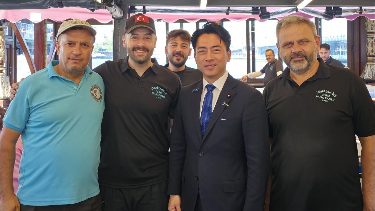 Japonya Savunma Bakanı Koizumi Eminönü’nde balık ekmek yedi
