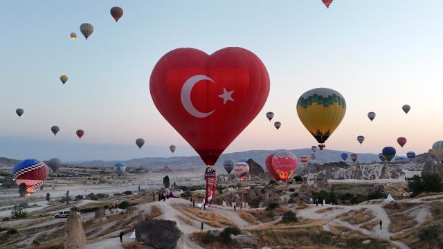 Kapadokya'da sıcak hava balonları Türk bayrakları ve afişlerle uçtu haber görseli
