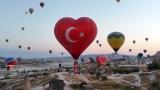 Kapadokya'da sıcak hava balonları Türk bayrakları ve afişlerle uçtu