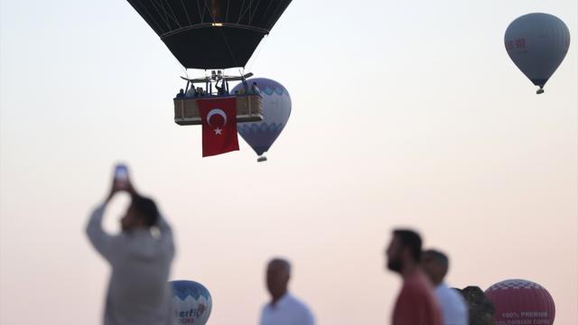 Kapadokya'da sıcak hava balonları Türk bayrakları ve afişlerle uçtu