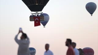 Kapadokya'da sıcak hava balonları Türk bayrakları ve afişlerle uçtu