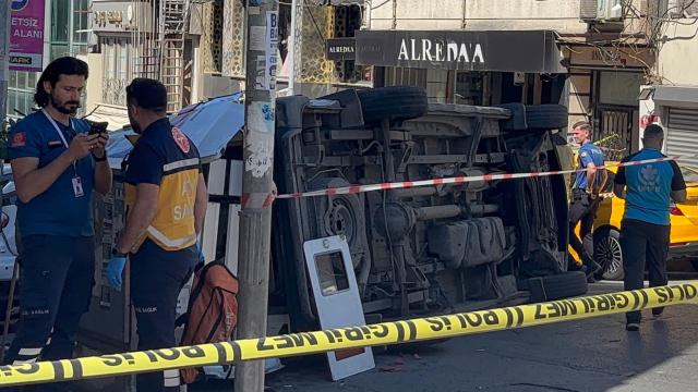 İETT otobüsü ambulansa çarptı: 5 yaralı haber görseli