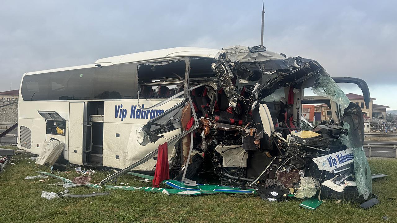 Bolu’da yolcu otobüsü bariyere ve tabelaya çarptı: 5’i ağır 15 yaralı