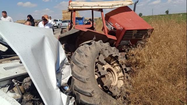 Park halindeki traktöre çarpan otomobildeki 3 kişi öldü haber görseli