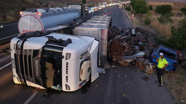 Kırıkkale'de devrilen tırın altında kalmaktan son anda kurtuldular haber görseli