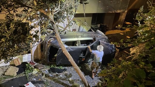 Kocaeli'de otomobil apartman boşluğuna devrildi: 2 yaralı haber görseli