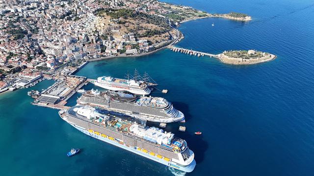 Kuşadası'na 4 kruvaziyer gemisiyle 9 bin 300 turist geldi