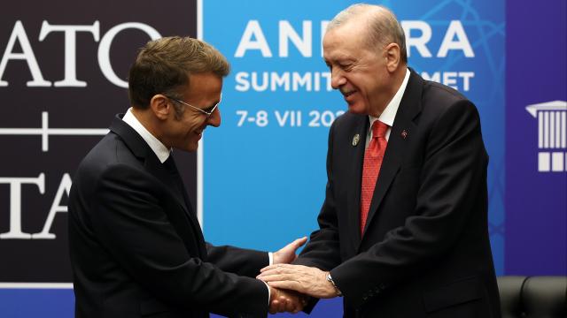 Macron: Cumhurbaşkanı Erdoğan ile görüşmemiz yapıcı bir havada geçti haber görseli
