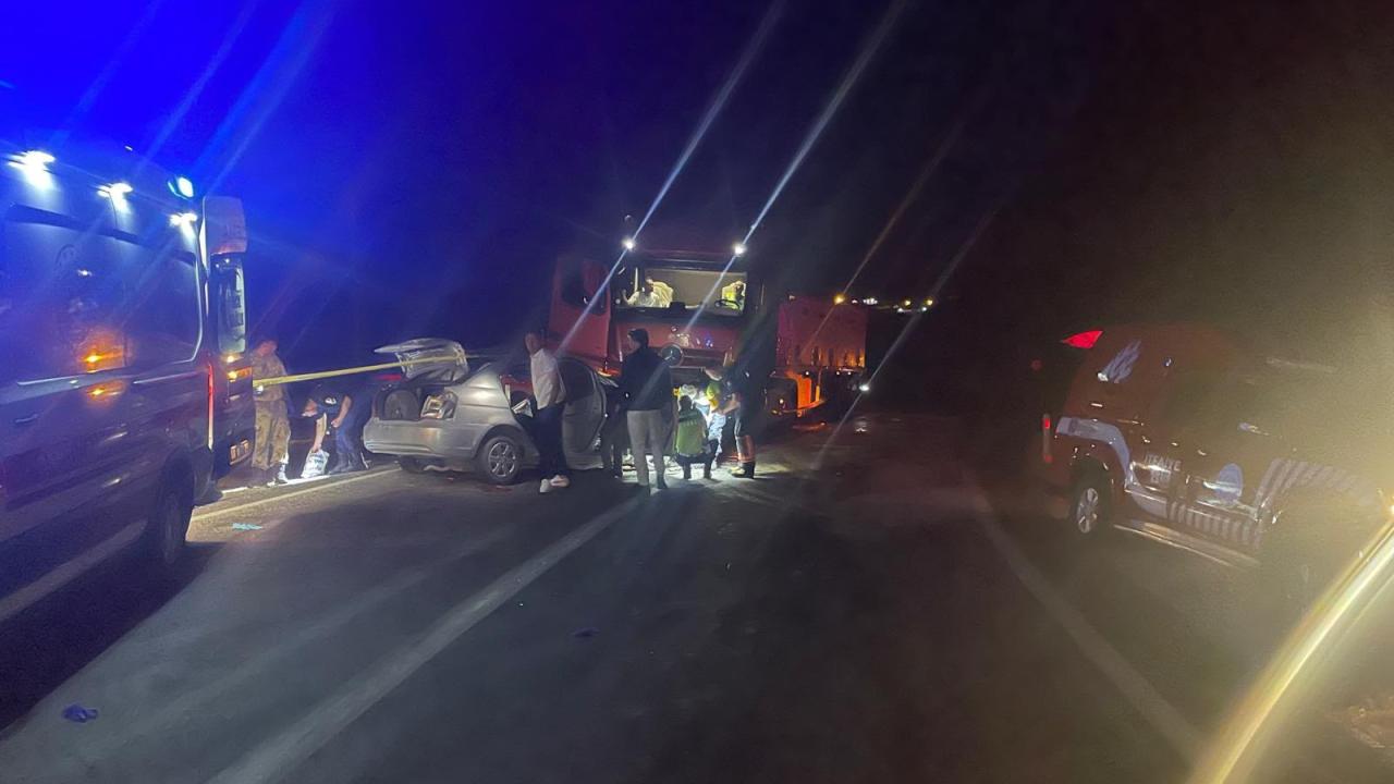 Malatya'da tırla otomobil çarpıştı: Aynı aileden 3 kişi öldü