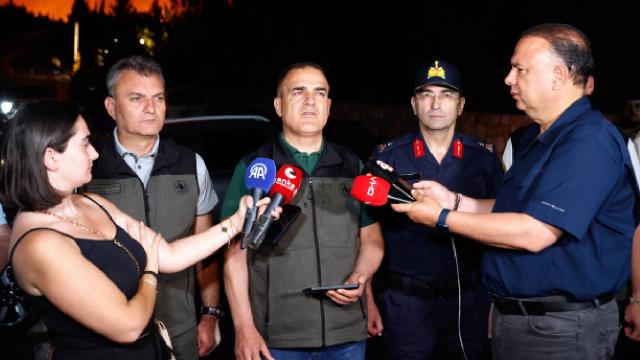Milas'ta ormanlık alanda çıkan yangına karadan müdahale sürüyor haber görseli