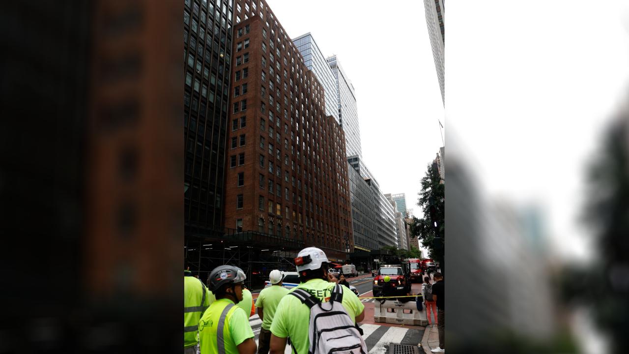 New York’ta 37 katlı binanın yıkılma tehlikesi nedeniyle yollar kapatıldı