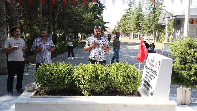 15 Temmuz'da Ömer Halisdemir'in kabrinde yoğunluk