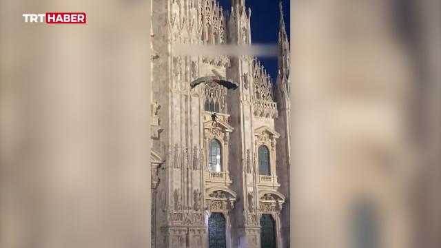 Milano'da Filistin bayrağı renklerindeki paraşütüyle Duomo Katedrali'nden atladı haber görseli