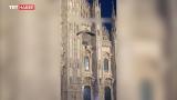 Milano'da Filistin bayrağı renklerindeki paraşütüyle Duomo Katedrali'nden atladı